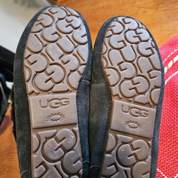 UGG Women's Black Fuzzy Slippers - Picture 4 of 5